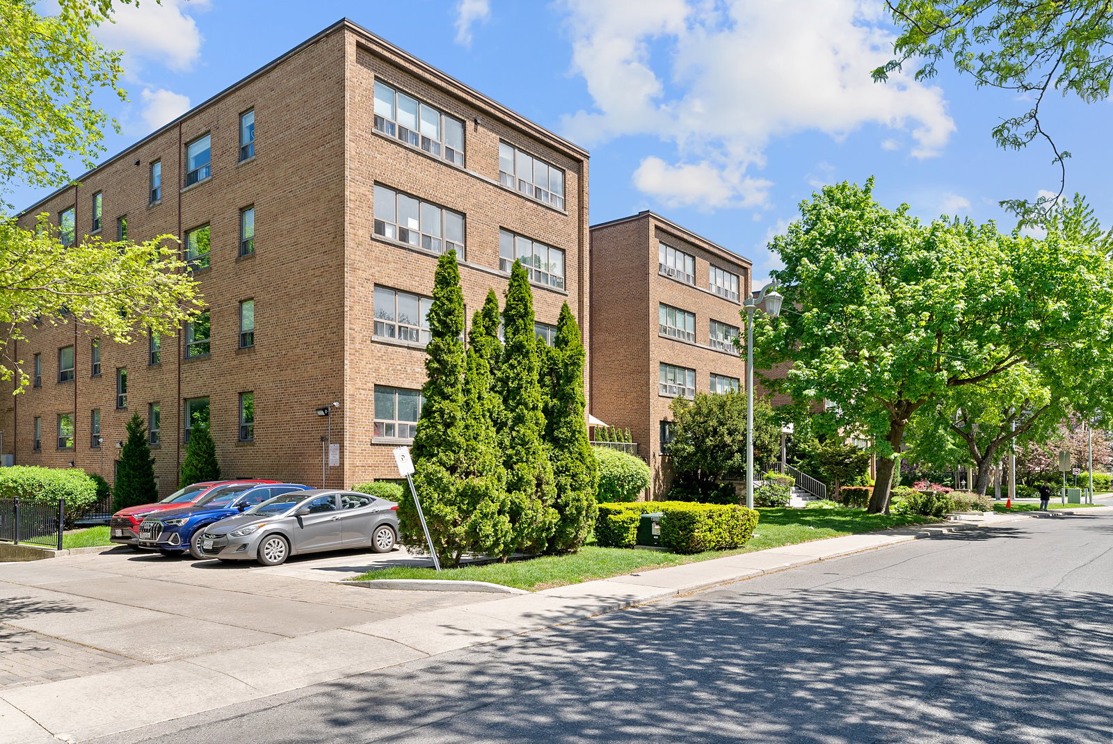 24 Shallmar Boulevard 311, Toronto C04 Unit: 311