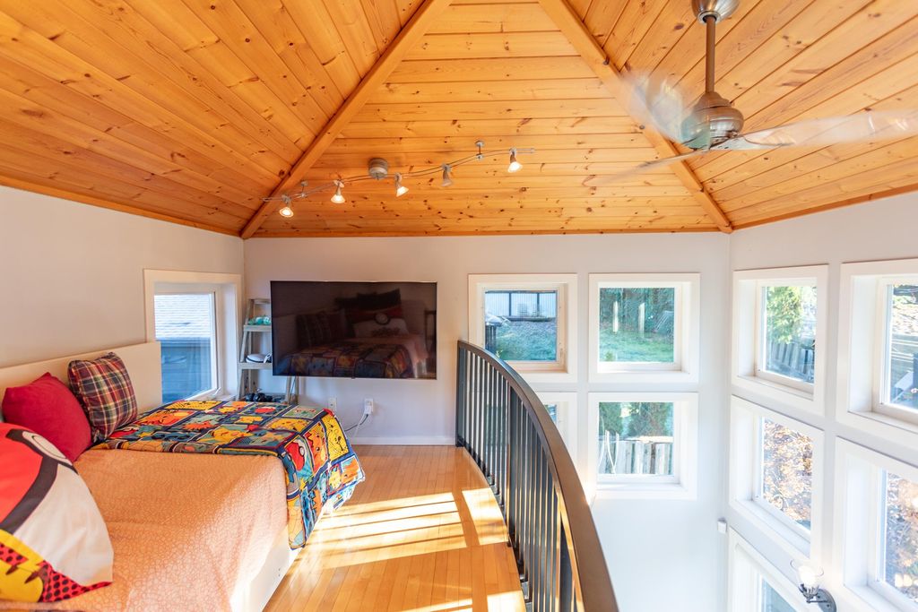 2537 Jura Cres