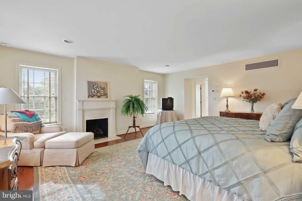 235 Great Neck Rd