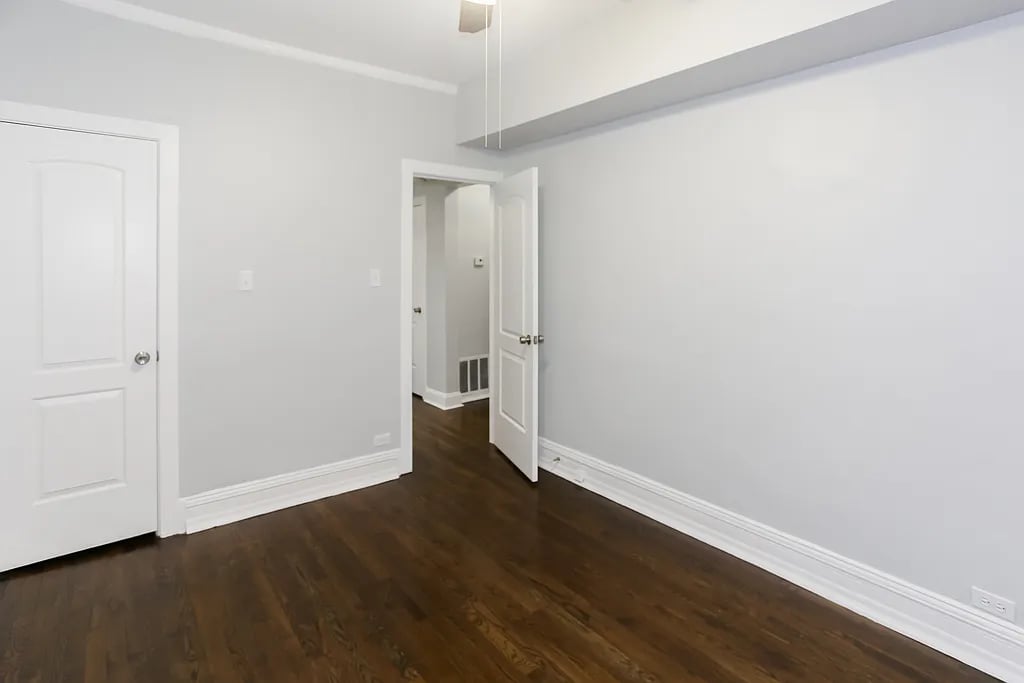 1114 W Glenlake Ave #1