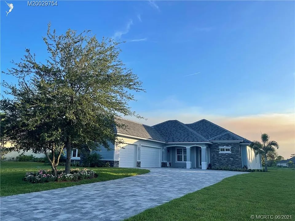 1064 SW Squire Johns Ln