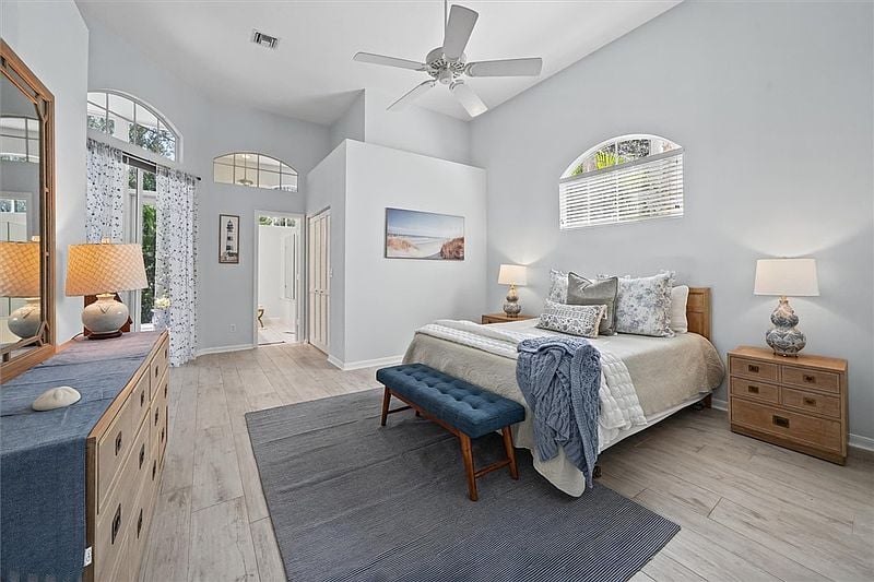 8814 Lakeside Cir