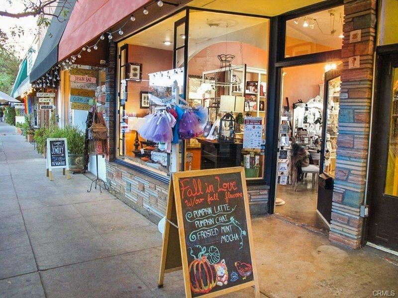 11100 Acama Street 16