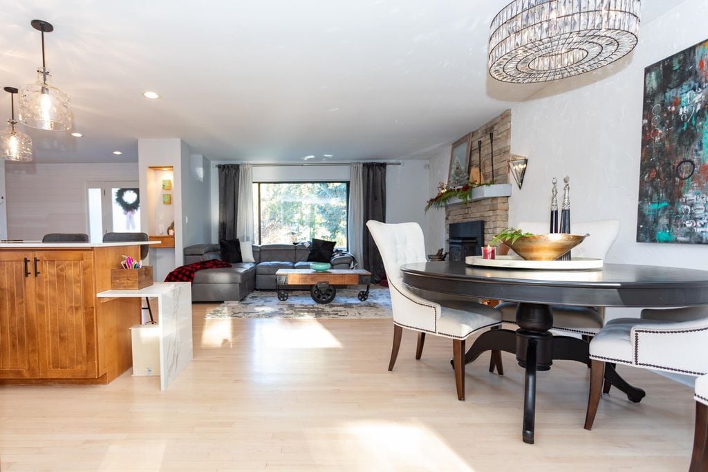 2537 Jura Cres