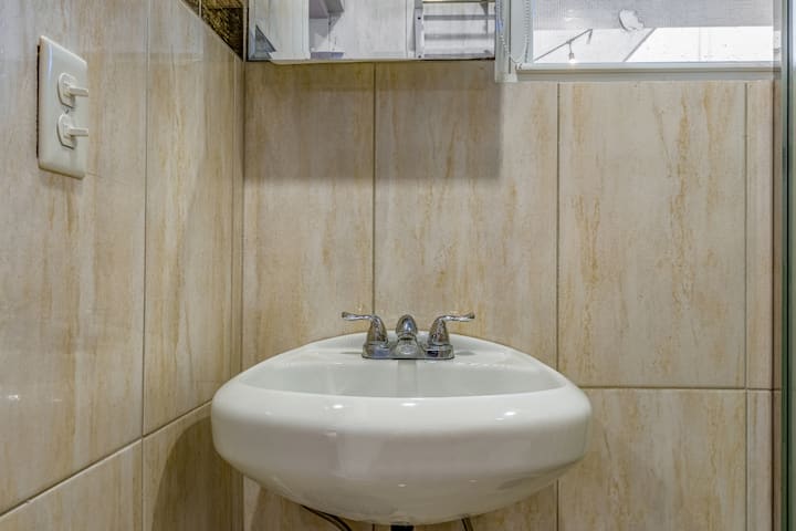 Beach House Apt 10 • 1BR + Sofa Bed • Full Kitchen - Airbnb