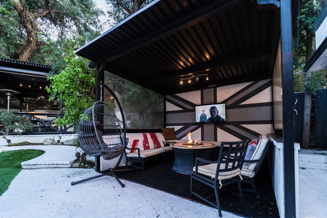 Evercrest Pavilion, Mulholland Dr, 90046