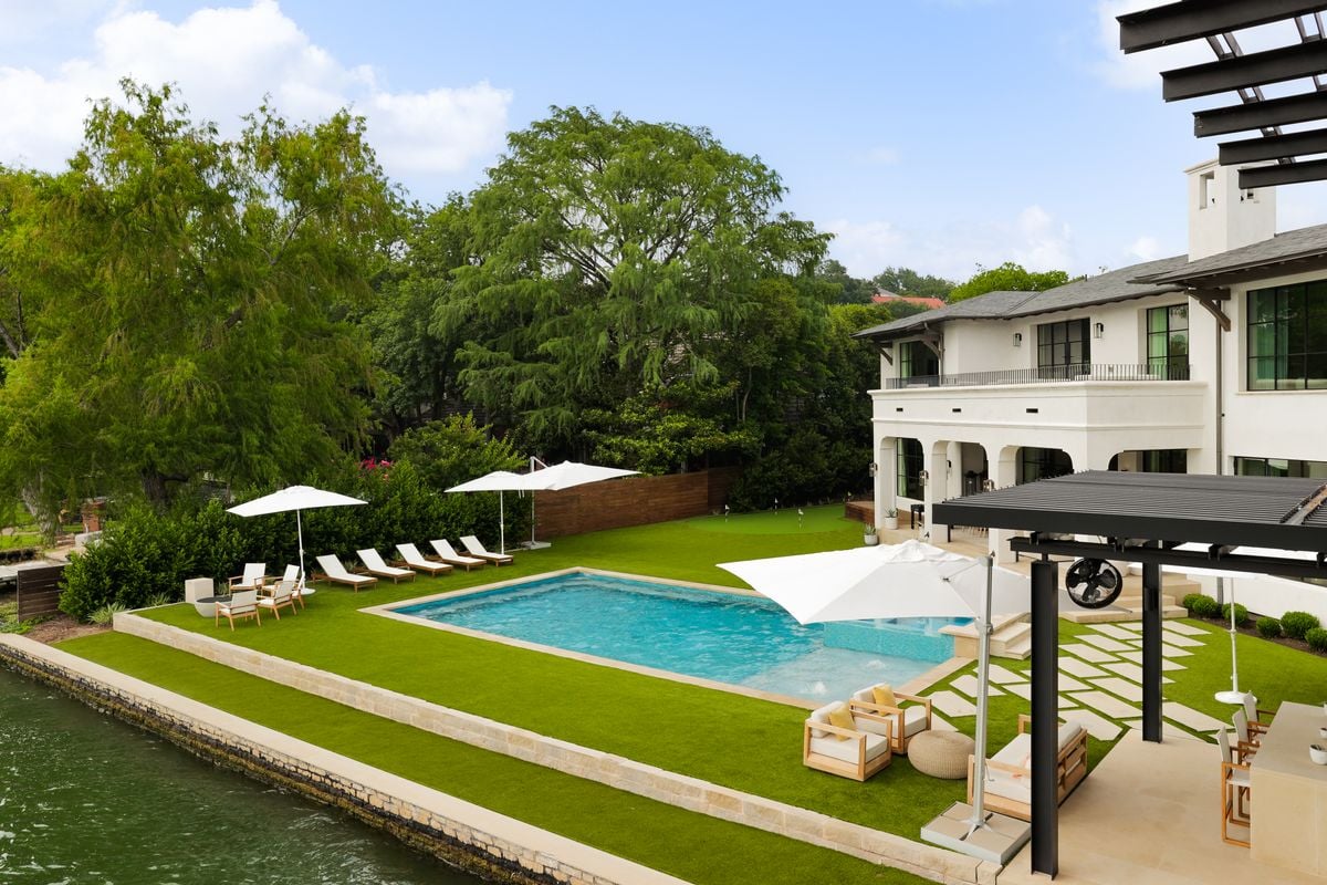 Lakeshore Elegance: A Luxurious Waterfront Retreat on Lake Austin