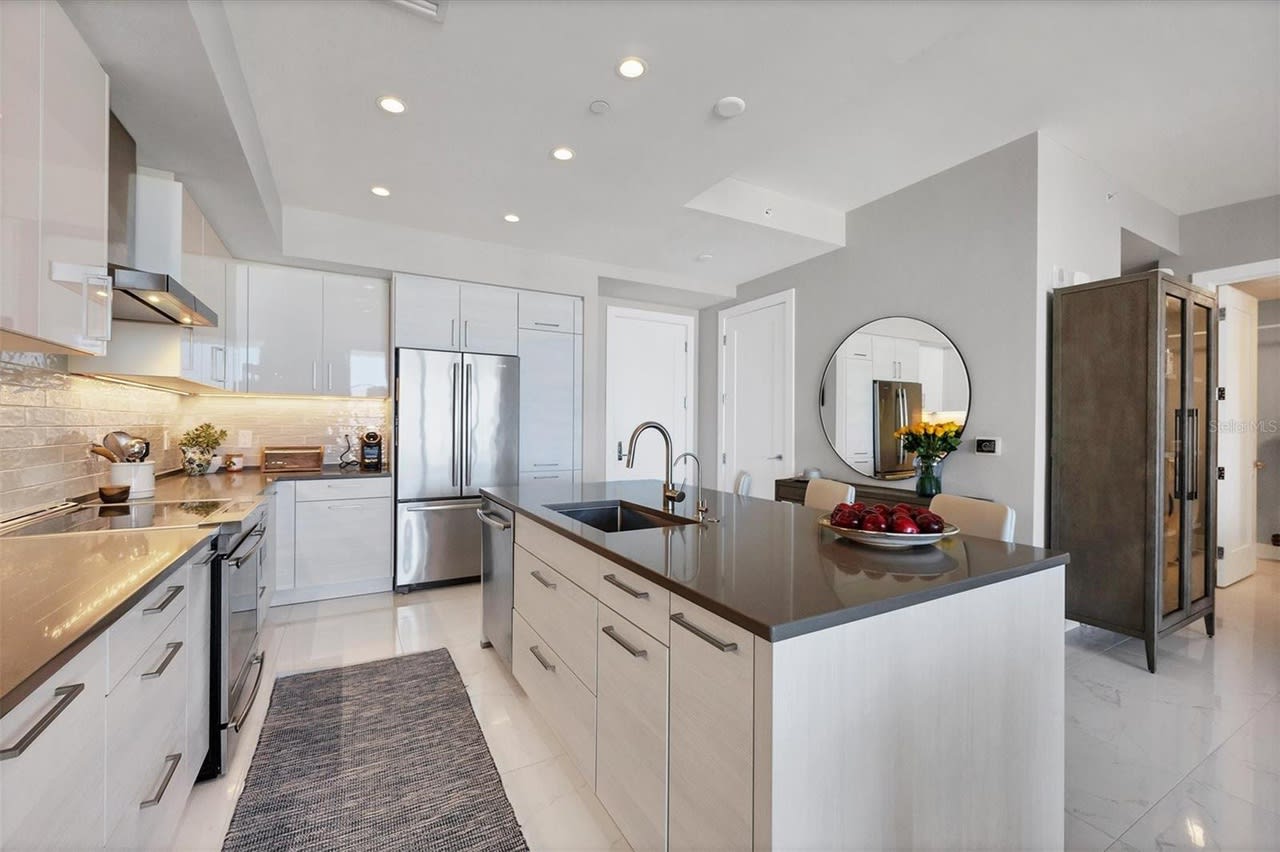 111 S Pineapple Ave #1020