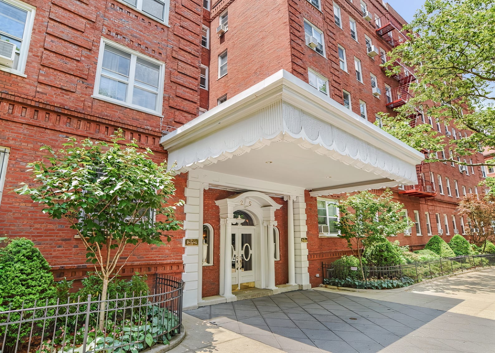 25 Plaza Street West, 2J
