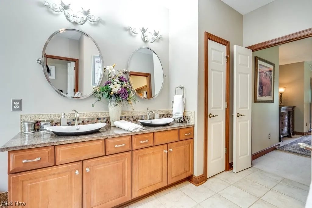 2274 Angela Vista