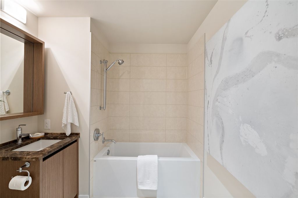 135 W 2nd St, #101