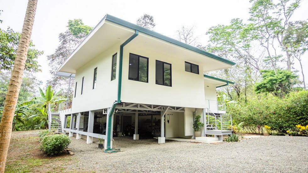 Luxury Riverfront Residence in Playa Dominical Walk to the Beach