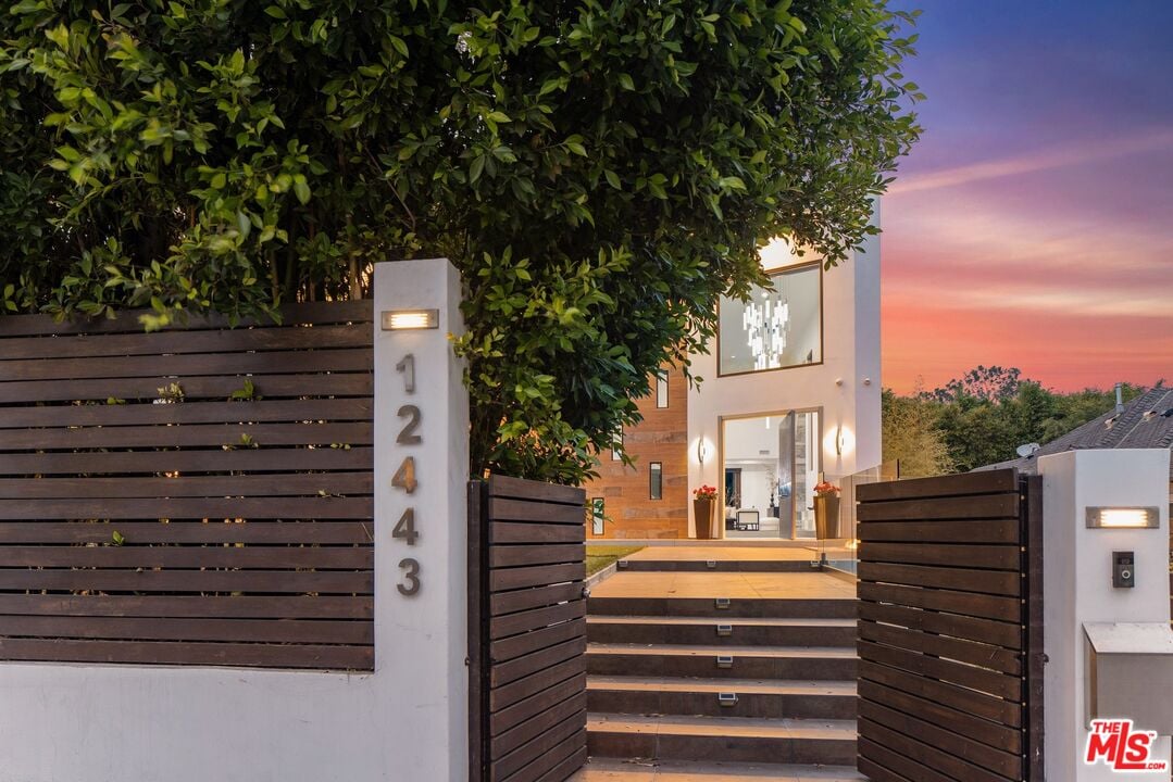 Aurelian Pavilion, W Sunset Blvd, 90049