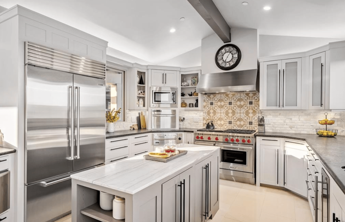 An Elevated Coastal Estate Above San Luis Bay