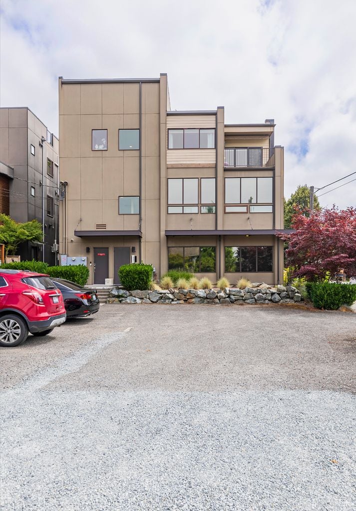 6075 California Ave SW | Office Sublease