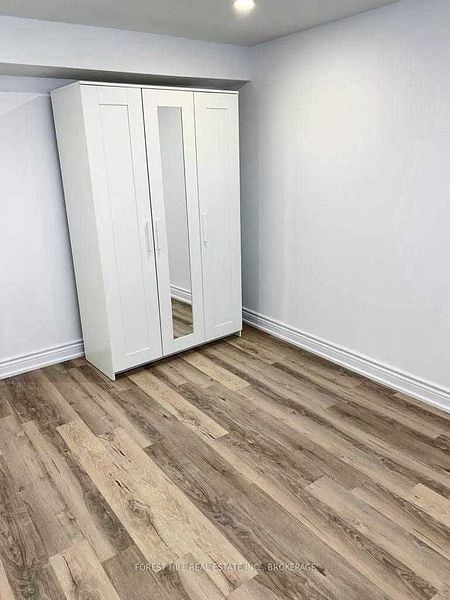 291 Brighton Ave Unit: Lower