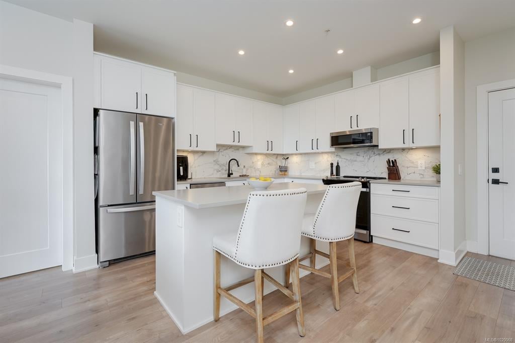 605 - 1361 Goldstream Ave