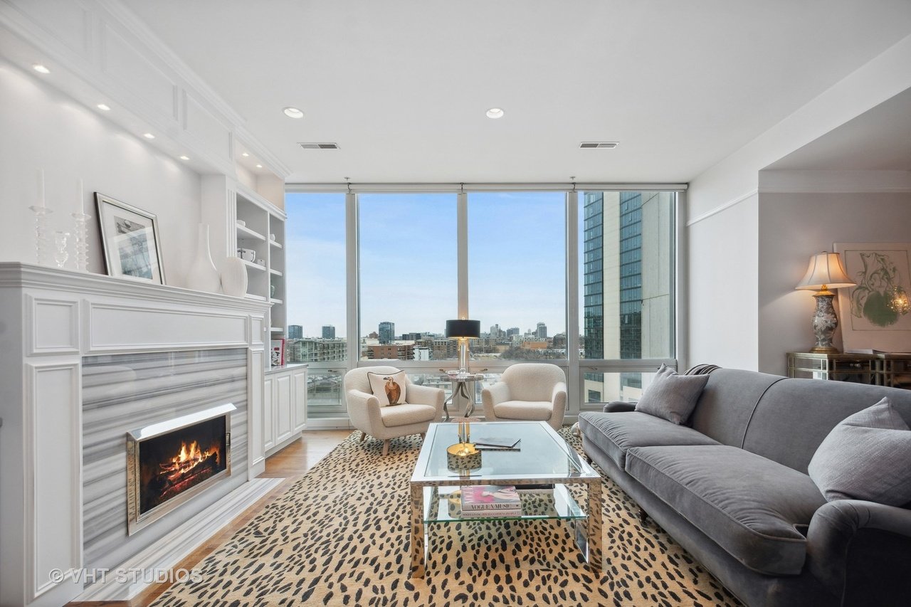 500 W Superior St, #712