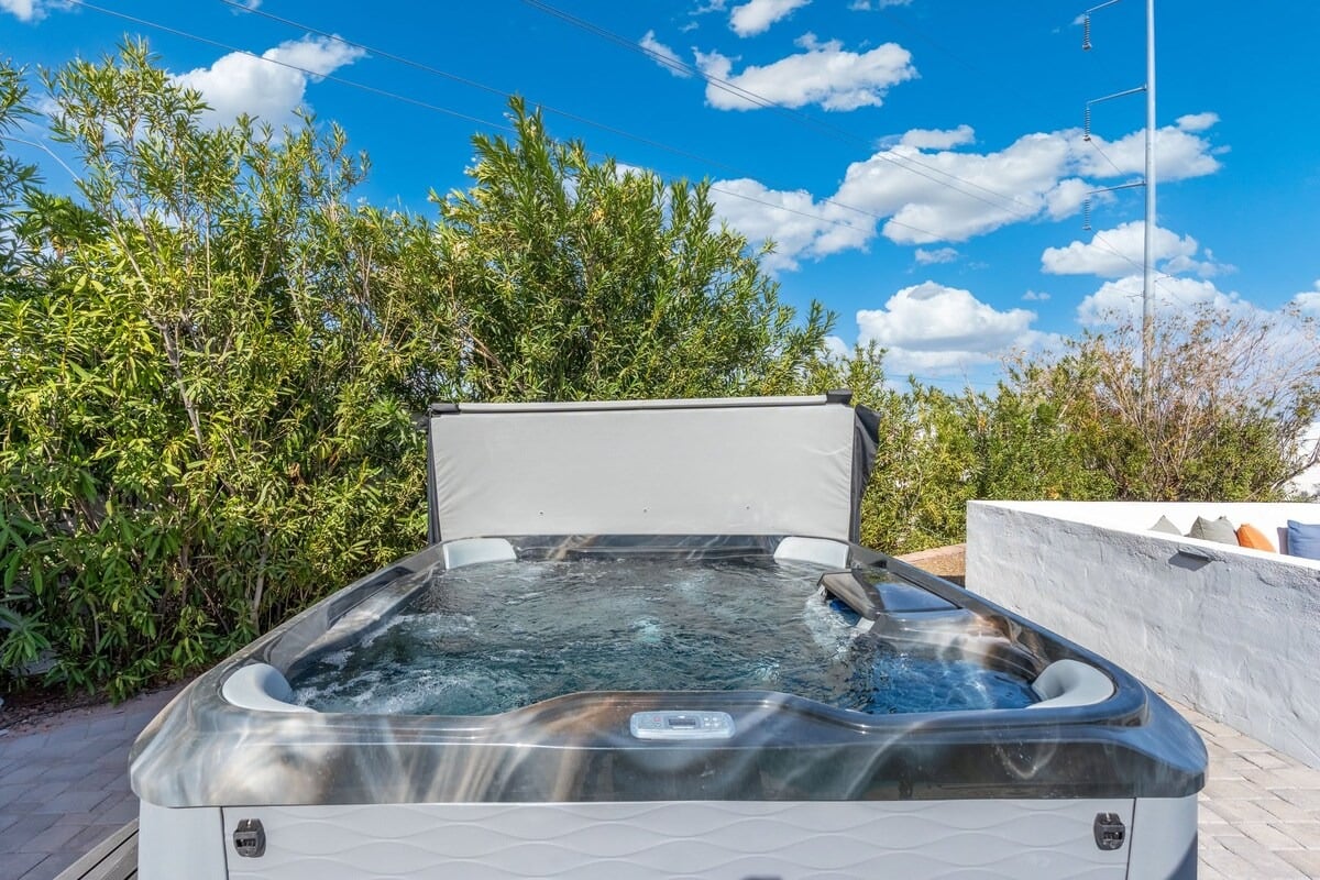 Phoenix Luxury! Pickleball | Free Heated Pool | Hot Tub