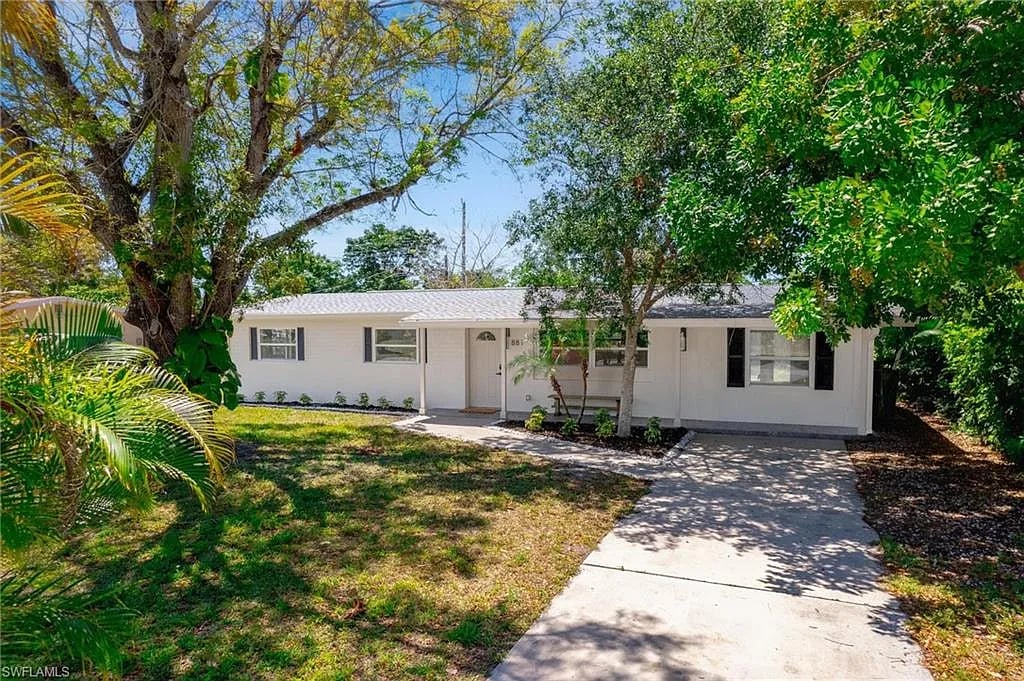 881 Coconut Cir W