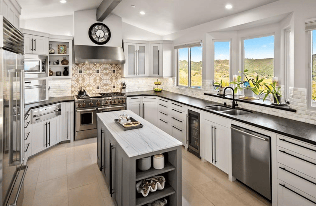 An Elevated Coastal Estate Above San Luis Bay