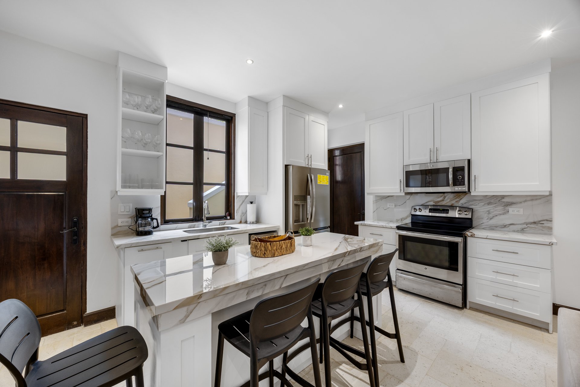 La Antigua 16 Avenida | Renovated 2-Bedroom Condo with Private Plunge Pool in Walkable Las Catalinas