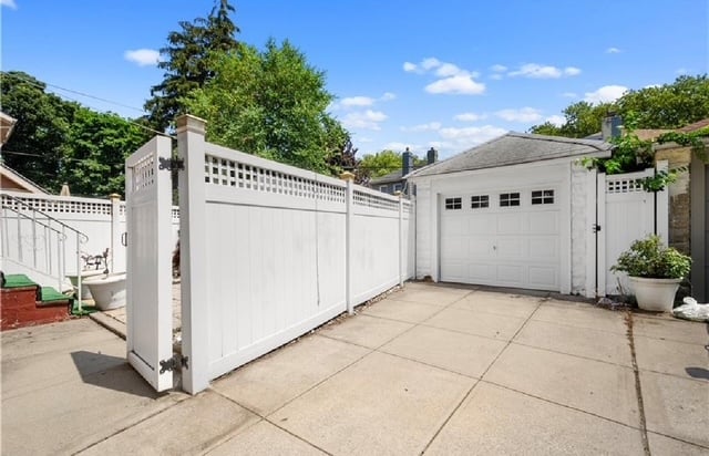 993 E 39th Street 