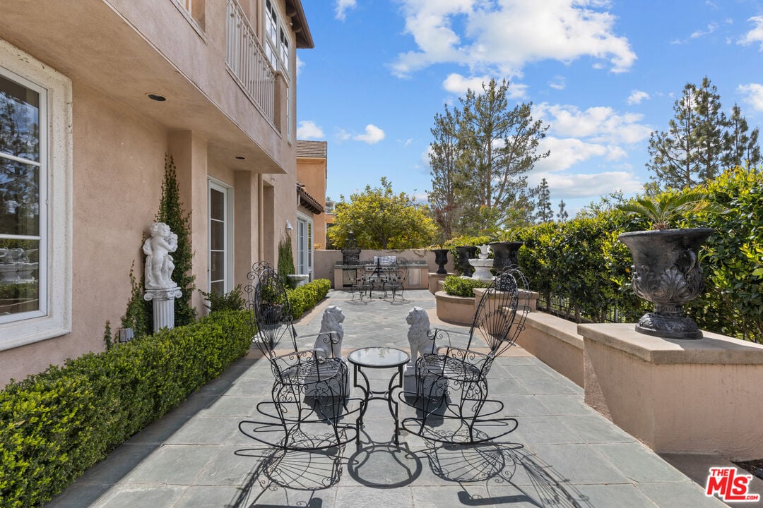 Buckingham Ln, 90077