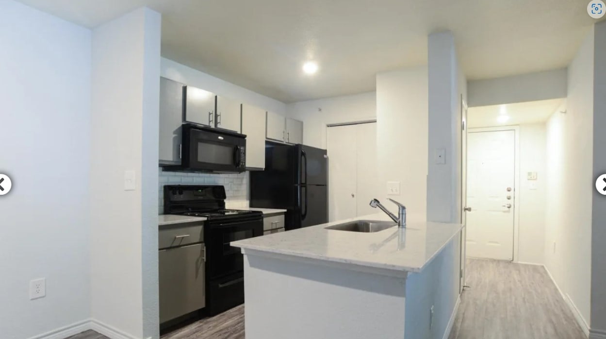 Amazing 2/2, walk to the Domain, up to 10 free weeks!