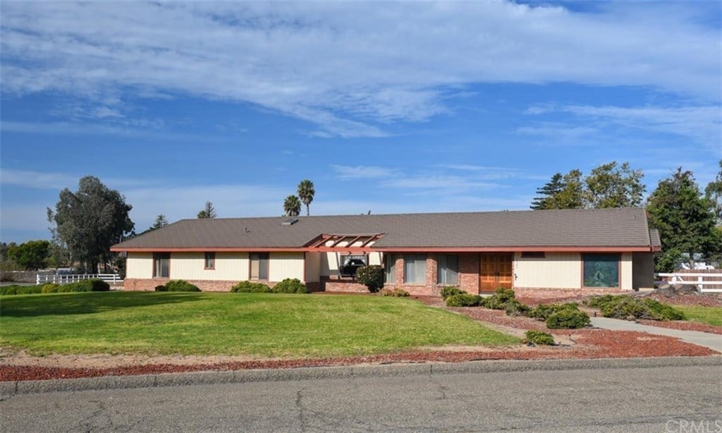 1380 La Loma Dr
