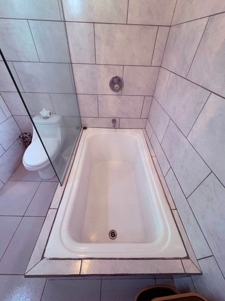 Move in ready 2 bedroom / 2 bathroom home with window ocean view and pool in Ojochal.
