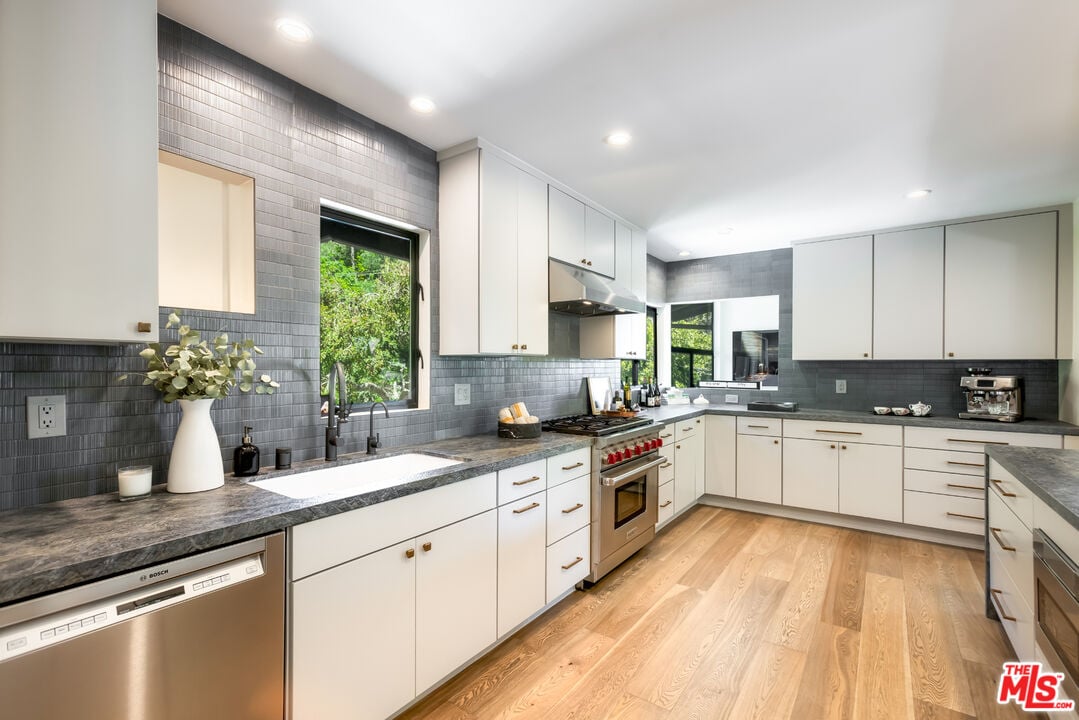 Halo Crest, Queens Rd, 90069