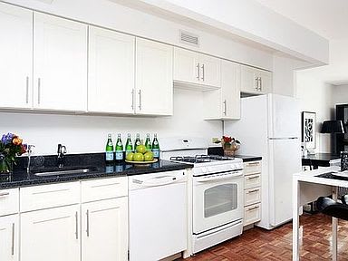 218 Myrtle Ave Apt: 9L 