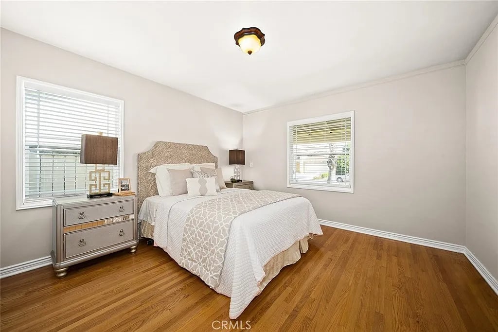 31 W Le Roy Ave