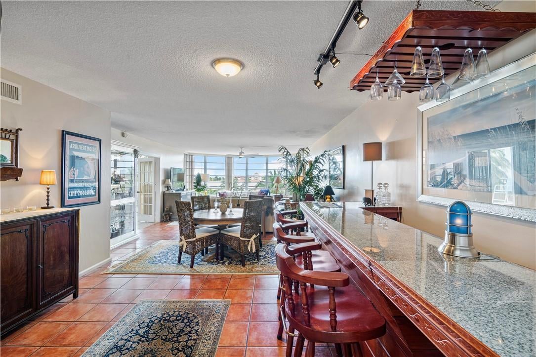 3051 NE 48th St APT 401