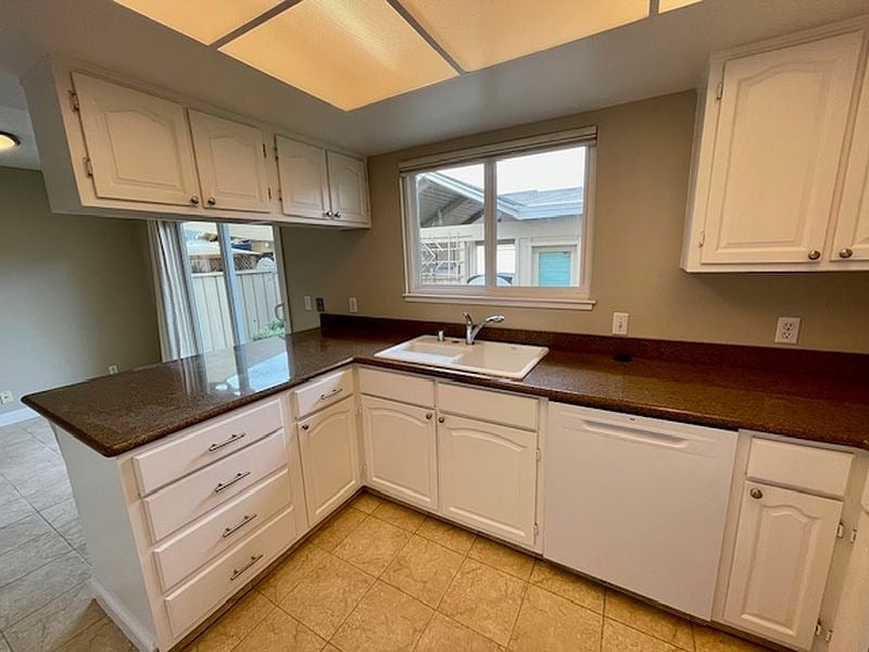  2 Comstock Queen Ct