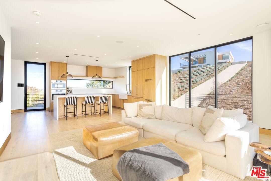 Mulholland Hwy, 90265