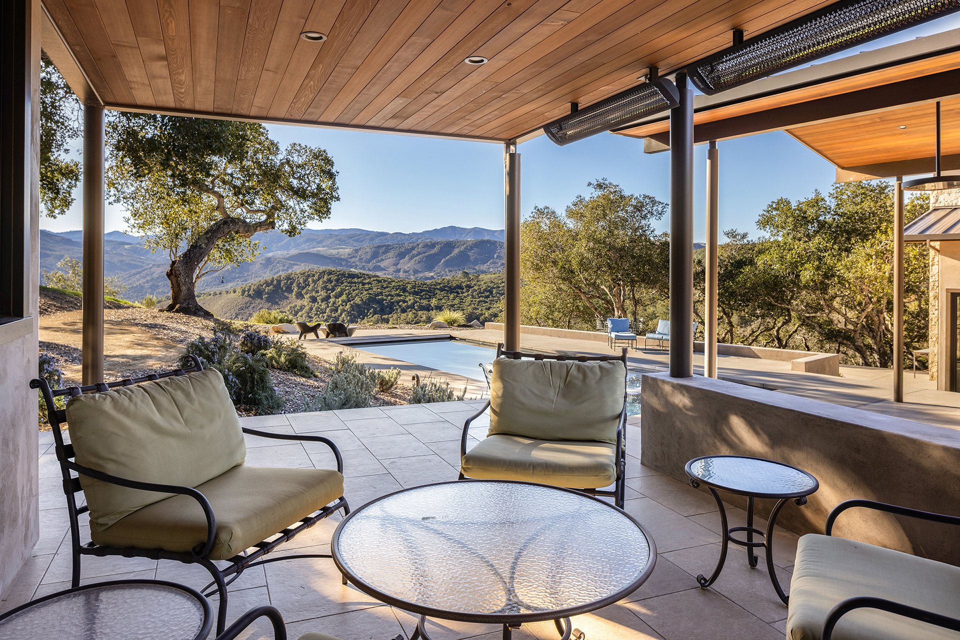 Este Canada | A Tehama Compound