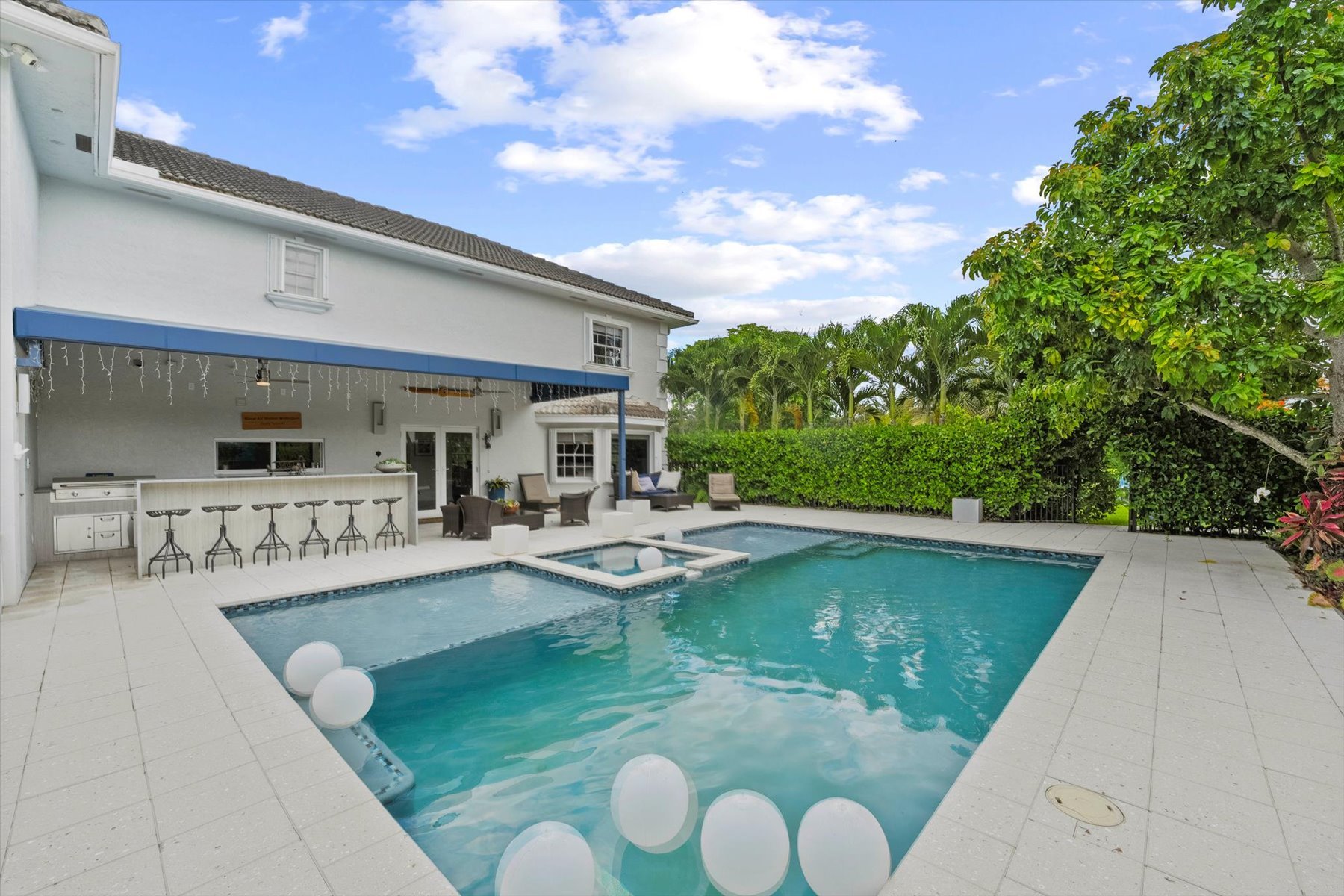 2900 Greenbriar Blvd