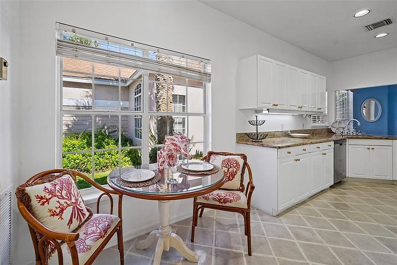 8814 Lakeside Cir