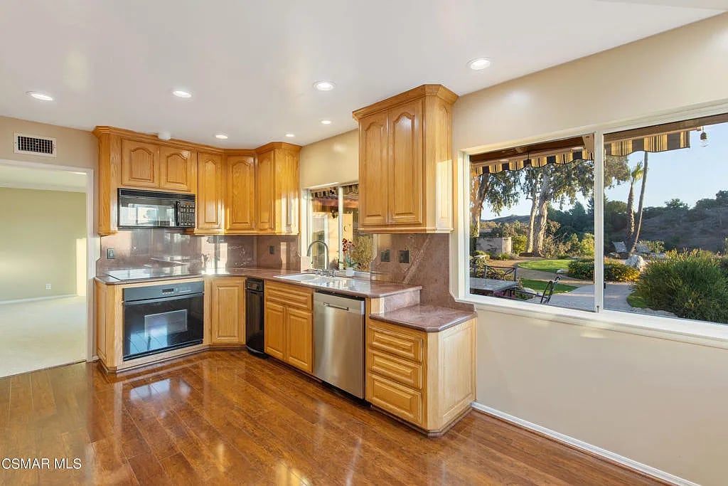 390 Somerset Cr