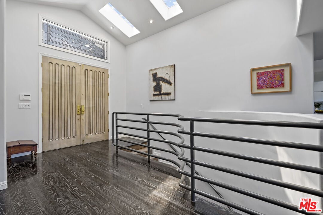 Solaris Manor, N Knoll Dr, 90068