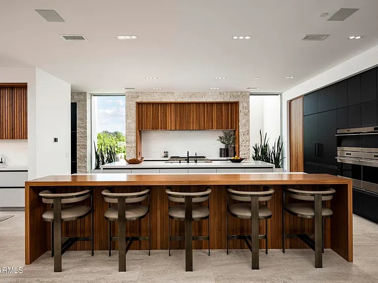 5611 N WILKINSON Road