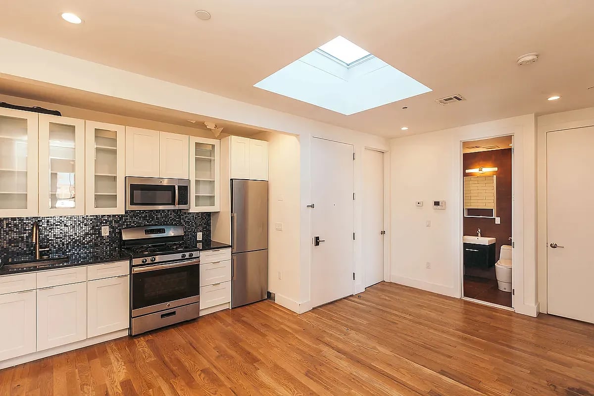 907 Broadway 3R