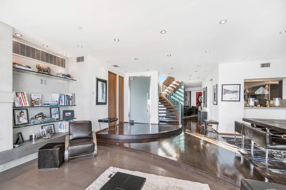 Luminor Crest, Viewmont Dr, 90069