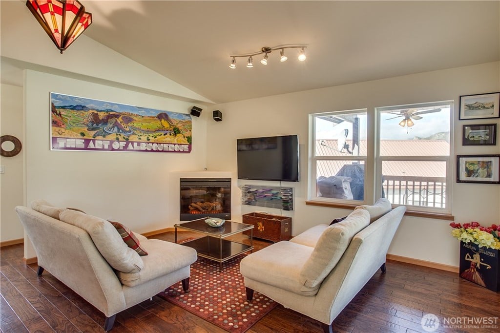 275 W Emerson Dr