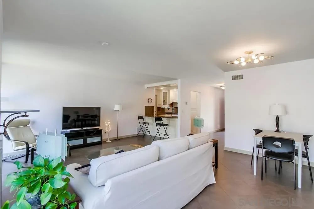 3125 Orleans E