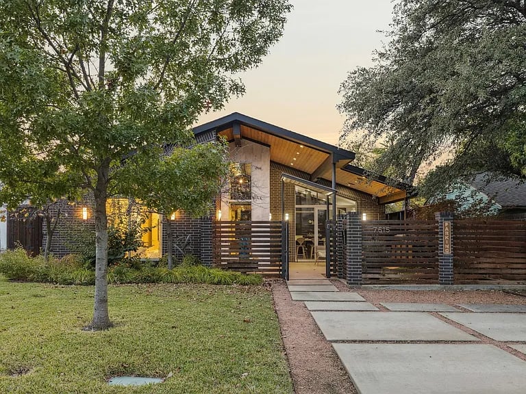 This Midcentury-Inspired Elm Thicket Custom Home Is an Architectural Triumph