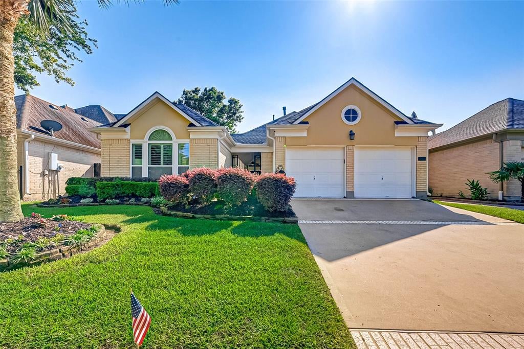 305 Lago Vista St