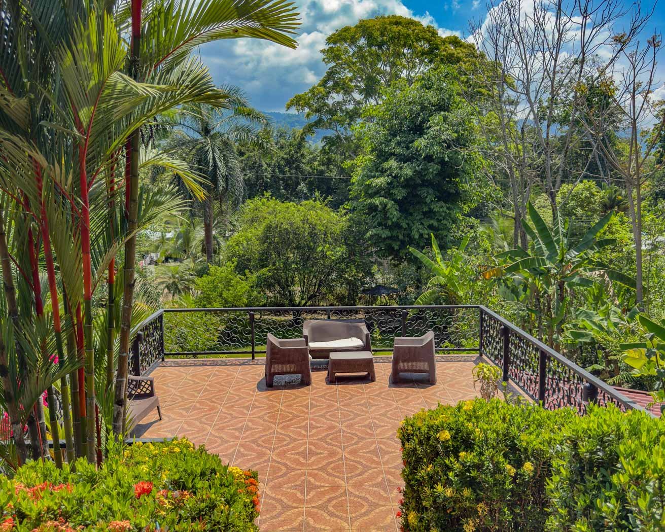 Ojochal Mountain View Home with Pool, Guest House & Gardens
